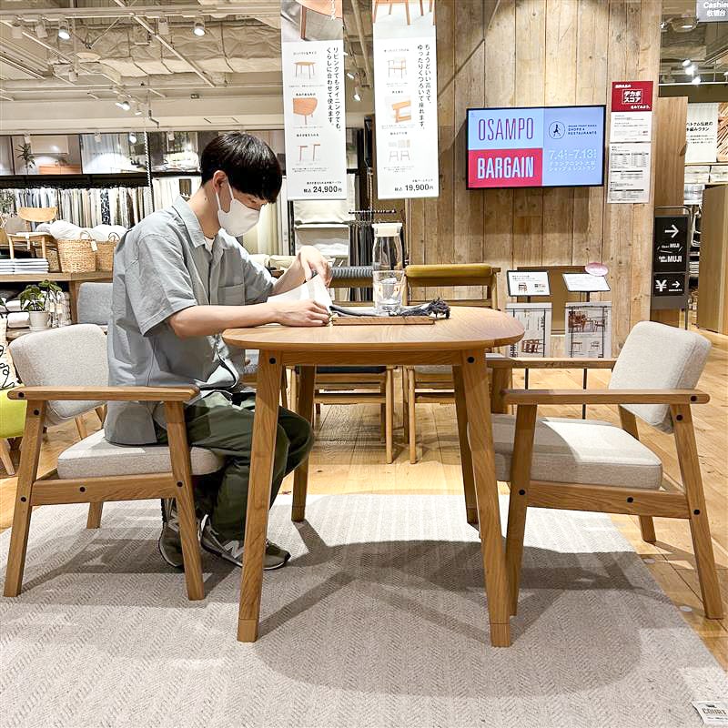 グランフロント大阪】合わせて使いたい、コンパクトなテーブルとチェア